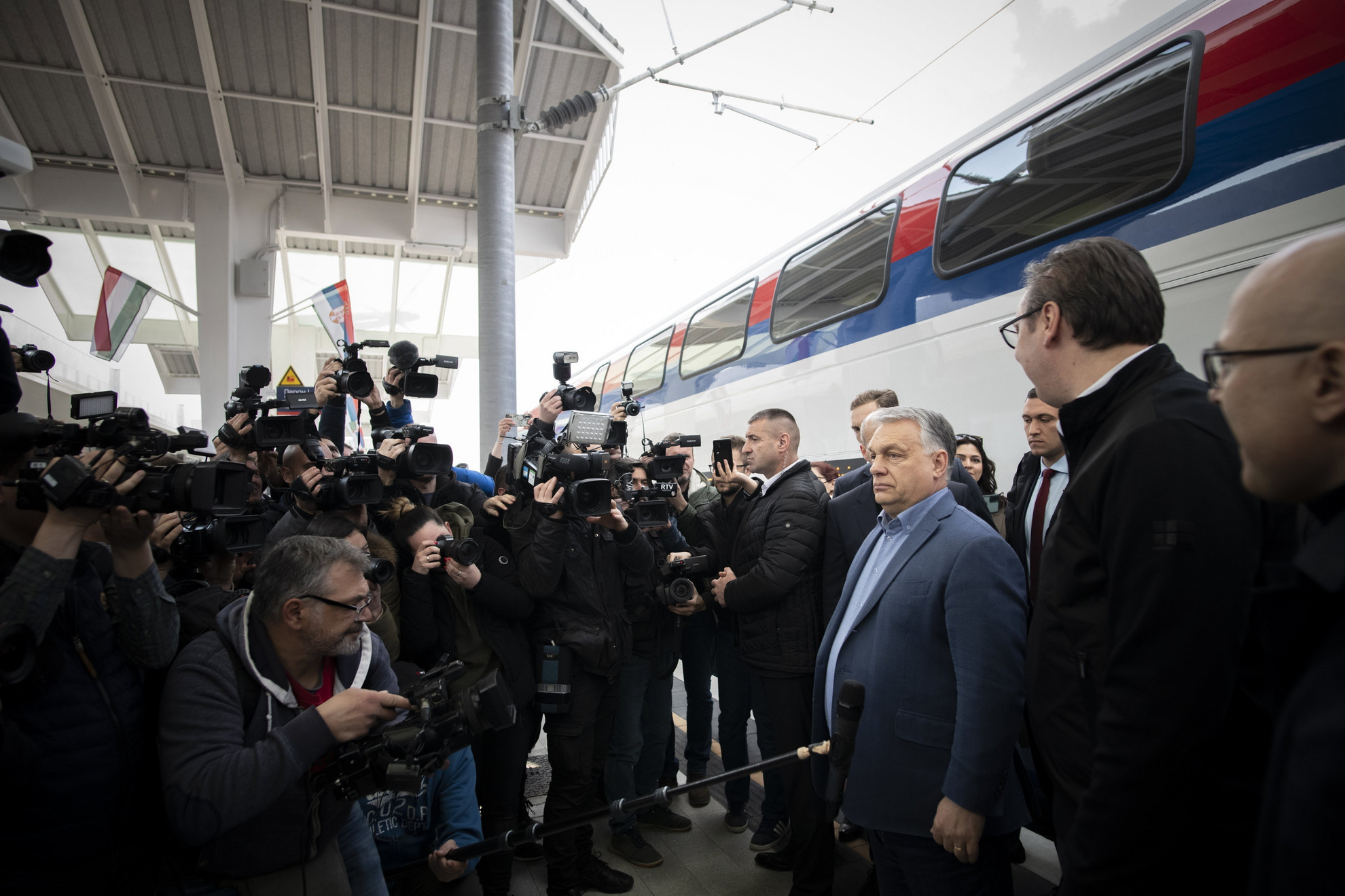 A Miniszterelnöki Sajtóiroda által közreadott képen Orbán Viktor miniszterelnök (j3) és Alekszandar Vucic szerb államfő (j2) nyilatkozik a sajtónak a Budapest-Belgrád vasútvonal Belgrád és Újvidék közötti szakaszának felavatásán a vajdasági Újvidéken