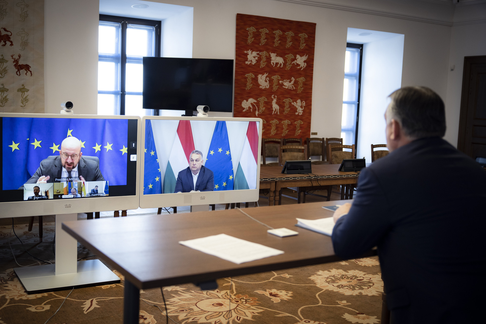 A Miniszterelnöki Sajtóiroda által közreadott képen Orbán Viktor miniszterelnök a másnapi franciaországi rendkívüli EU-csúcs előkészítéseként videókonferencia keretében egyeztet Charles Michellel, az Európai Tanács elnökével, valamint Szlovákia, Írország és Spanyolország miniszterelnökével a Karmelita kolostorban