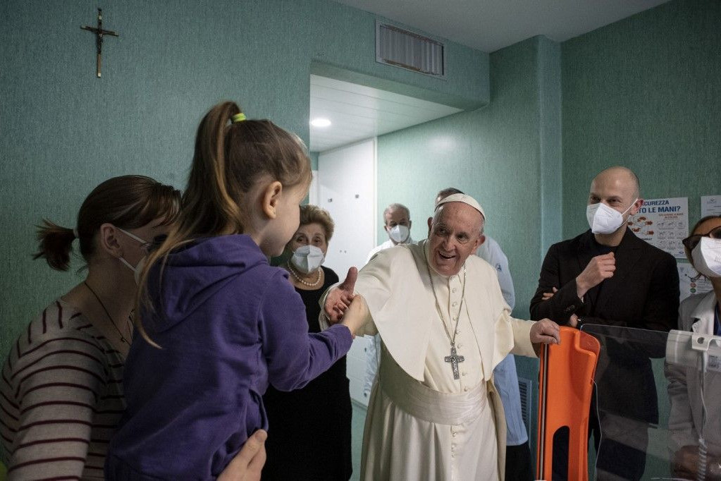 Ferenc pápa ukrajnai menekült gyerekeket látogatott meg