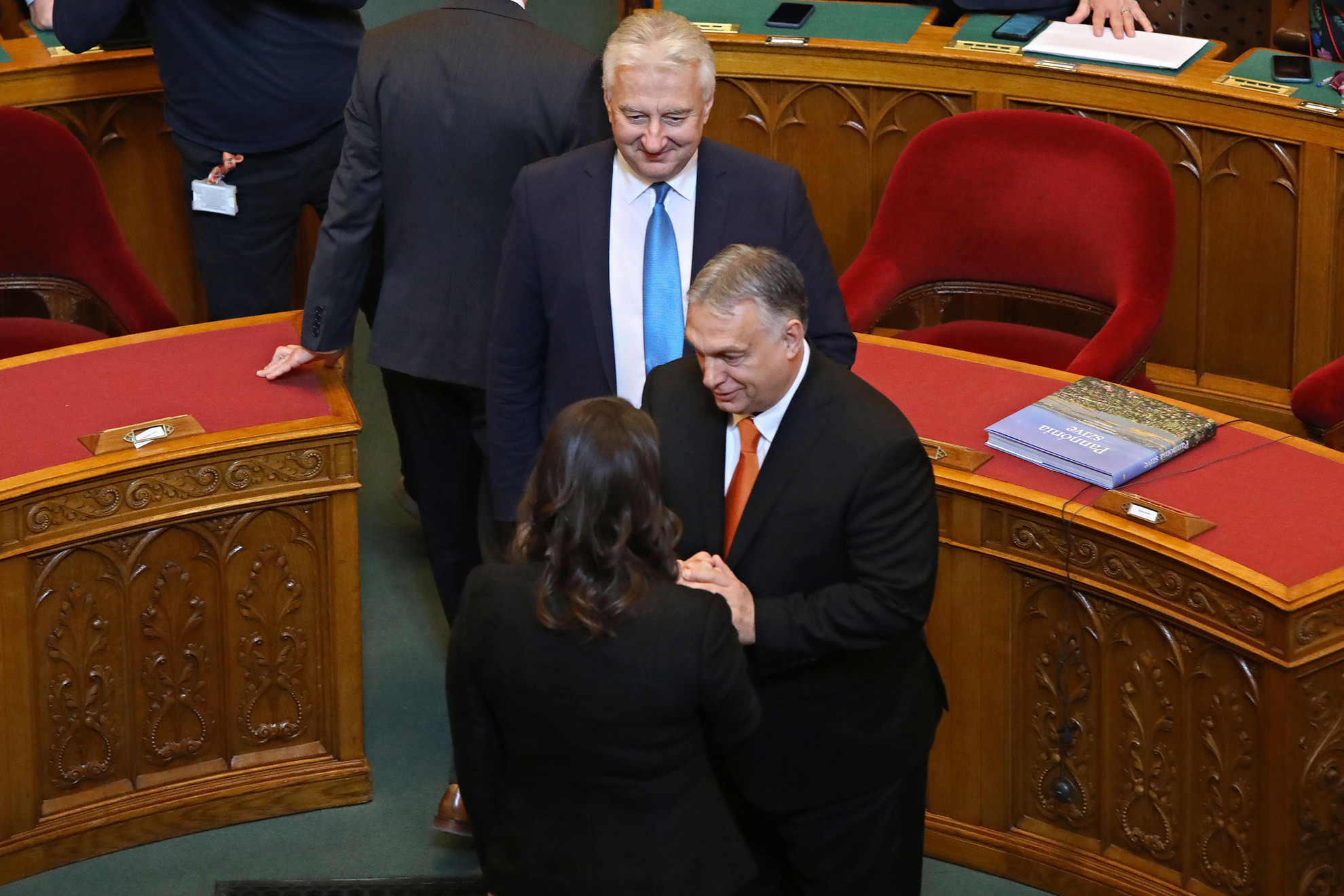 Orbán Viktor miniszterelnök gratulál Novák Katalin megválasztott köztársasági elnöknek az Országgyűlés plenáris ülésén 2022. március 10-én