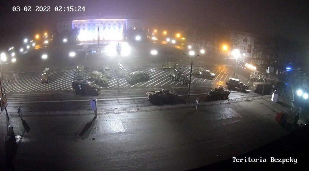 A köztéri kamera felvételen orosz harci járművek láthatóak Herszont központjában