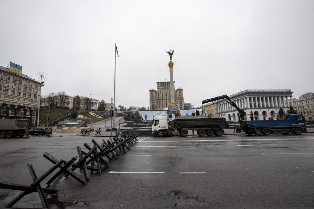 Fotó: Anadolu Agency via AFP Ukrán barikádok a kijevi főtéren