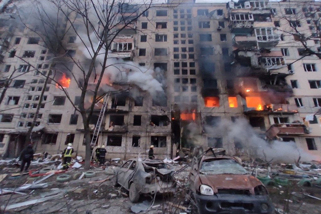 A kijevi Obolonszkij kerület egyik lakóháza, amely az ágyúzás után kigyulladt