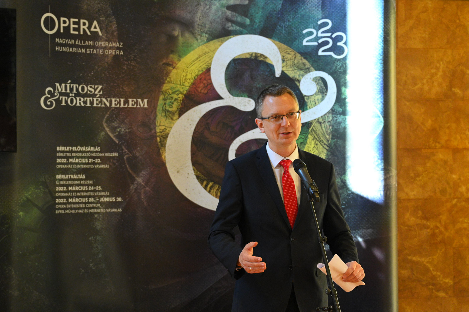Rétvári Bence, az Emberi Erőforrások Minisztériumának (Emmi) parlamenti államtitkára az Opera évadismertető sajtótájékoztatóján