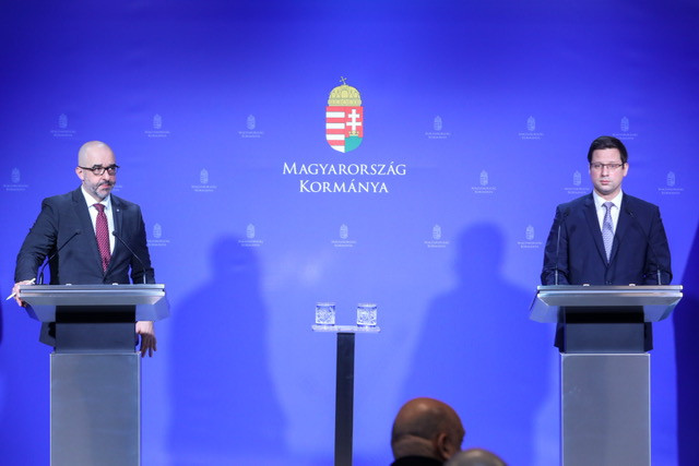Fotó: MH/Török Péter Kovács Zoltán (balra) és Gulyás Gergely a kormányinfón
