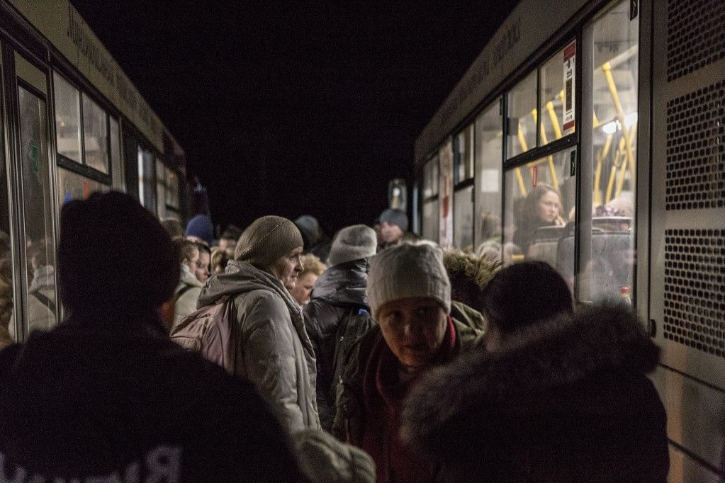 Fotó: Anadolu Agency via AFP Több mint ezer embert sikerült kedden evakuálni Mariupolból: Zaporizzsjában buszokkal szállítják a menekülőket a város ideiglenes központjaiba, majd reggel, regisztráció után segítik őket az ország nyugati régióiba vagy külföldre indulni