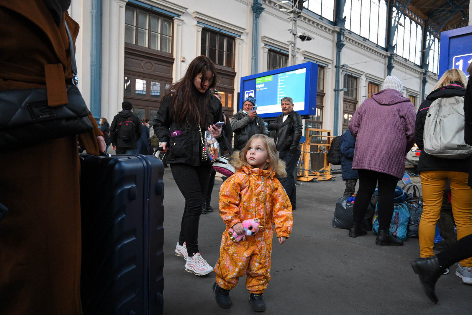 A Nyugati pályaudvarra érkező menekültek között sok a gyermek
