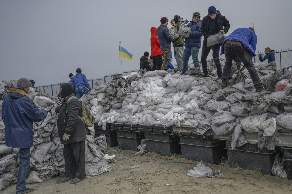 Odessza polgárai homokzsákokat töltenek, készülnek a támadásra