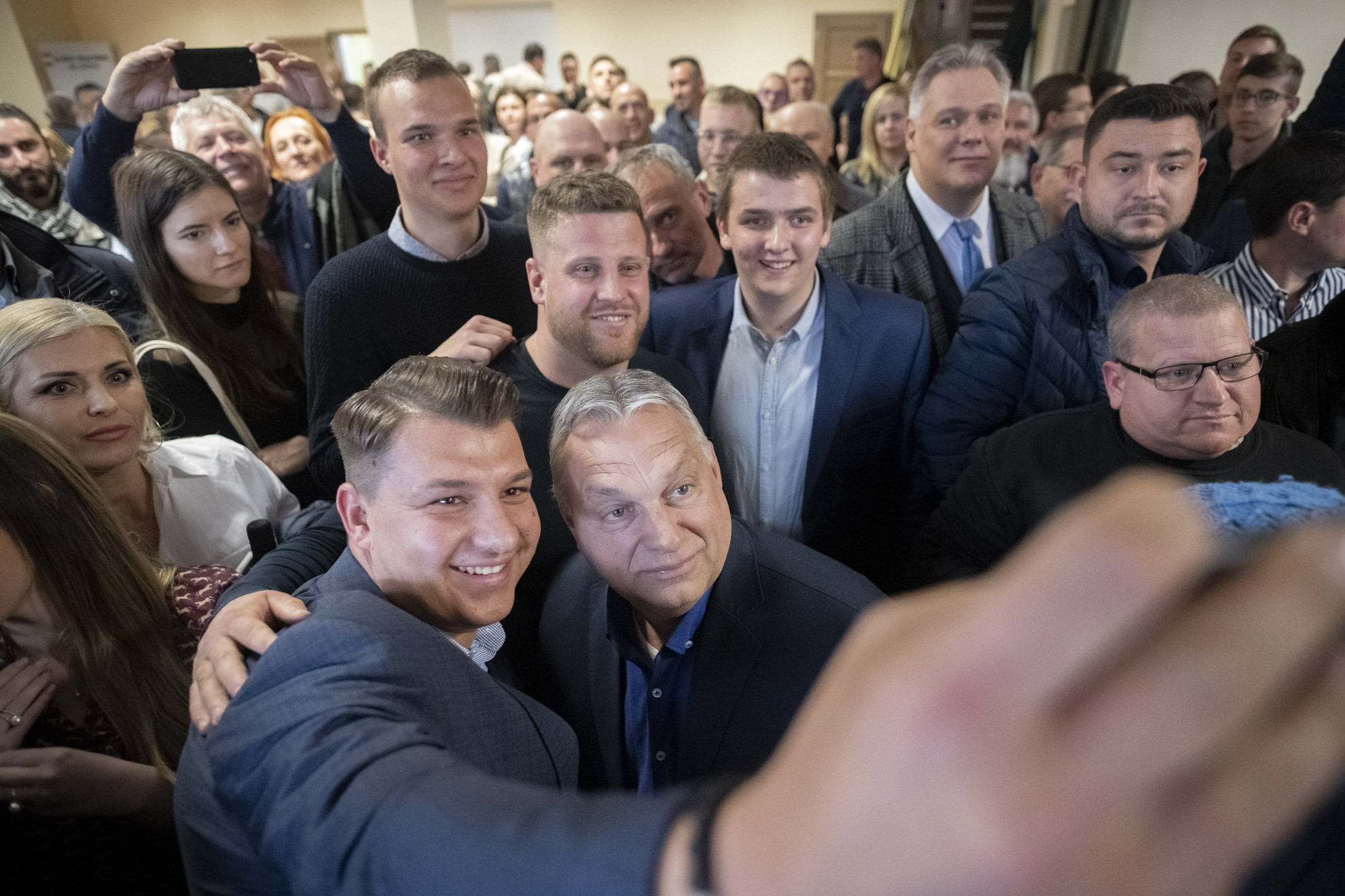 Fotó: Facebook/Orbán Viktor Orbán Viktor miniszterelnök, a Fidesz elnöke (elöl, k) választókkal találkozik Dudaron 2022. március 31-én (A képre kattintva lapozhatók a galéria fotói)