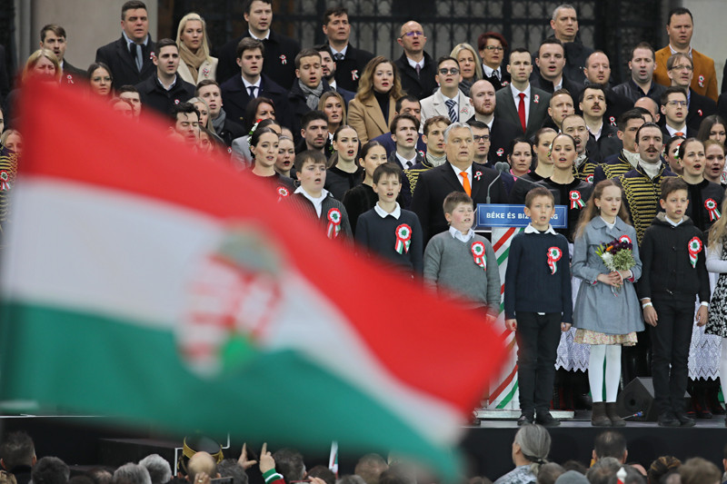 Orbán Viktor miniszterelnök énekli a Himnuszt a Kossuth téren rendezett állami díszünnepségen az 1848-49-es forradalom és szabadságharc kitörésének évfordulóján, 2022. március 15-én