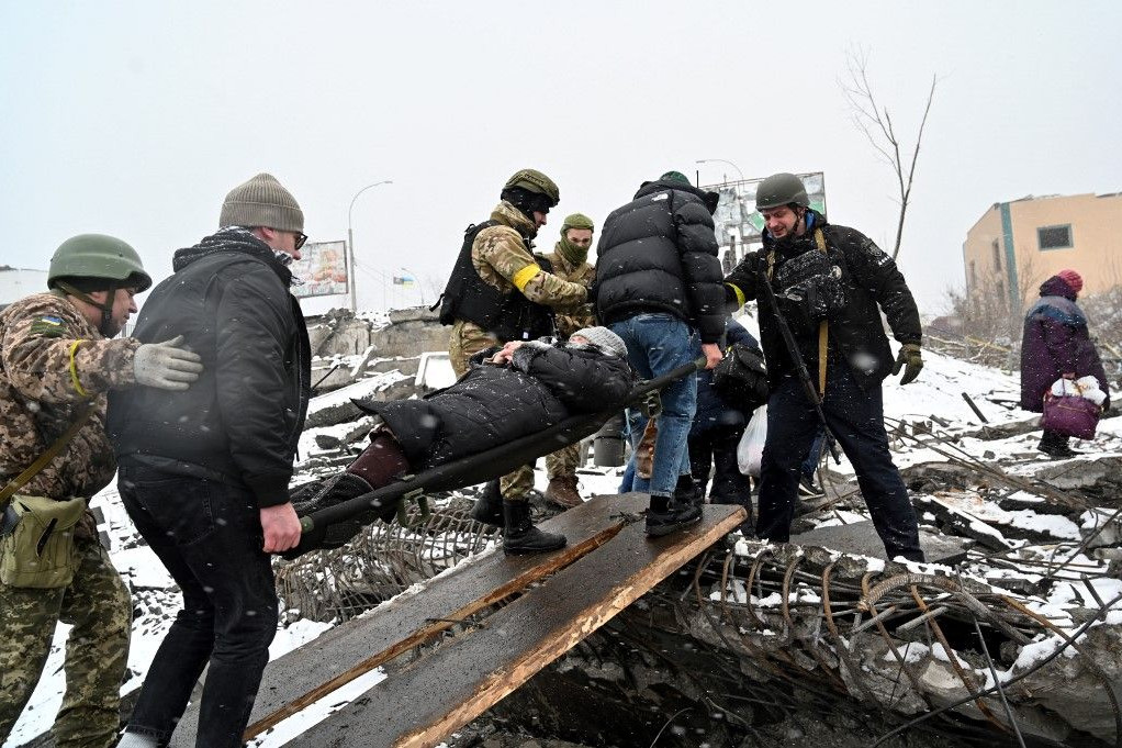 Sérült idős nőt mentenek Irpinyből ukrán civilek és katonák