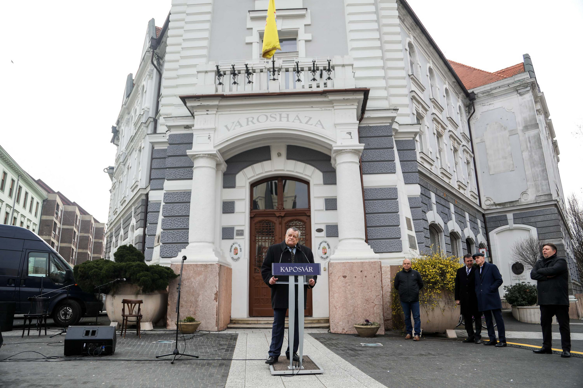 Széles Gábor nagyvállalkozó, a Videoton és Ikarus elnök-tulajdonosa beszédet mond Kaposváron a Kossuth téren az átadás napján, 2022. március 5-én