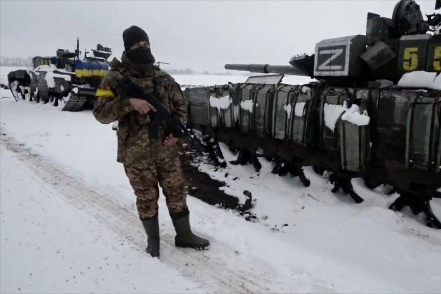 Ukrán katonák a zsákmányolt orosz harci eszközöket őrzik Harkiv térségében