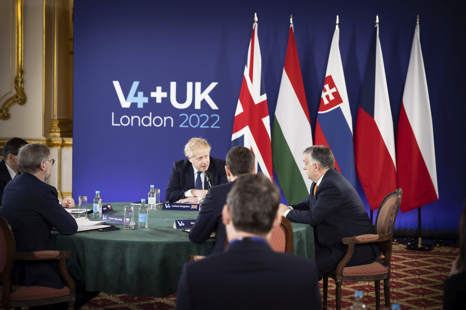 Orbán Viktor magyar (j), Mateusz Morawiecki lengyel (b, takarásban), Eduard Heger szlovák (j2, háttal) és Petr Fiala cseh kormányfő (b2), valamint Boris Johnson brit miniszterelnök (b3) a V4-ek és az Egyesült Királyság csúcstalálkozóján a londoni Lancaster House-ban