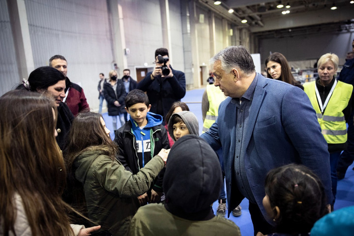 Orbán Viktor felkereste a humanitárius tranzitpontot
