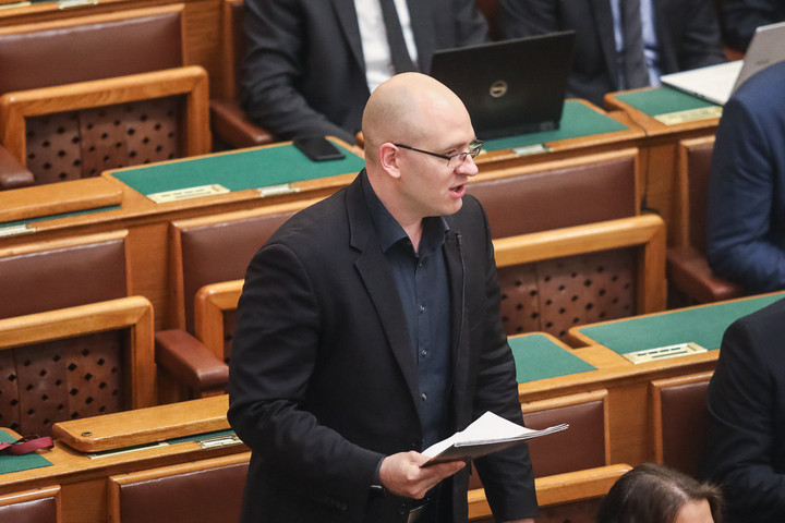 Fotó: MH Sunnyognak az ellenzéki politikusok Z. Kárpát Dániel karlendítése kapcsán