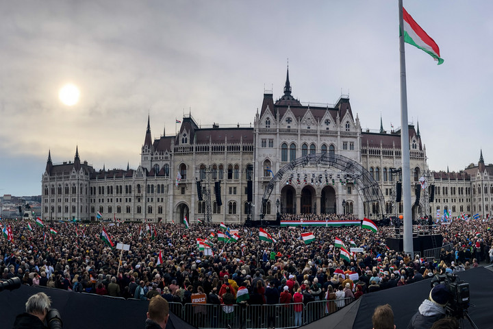 Megtelt a Kossuth tér Orbán Viktor beszédére
