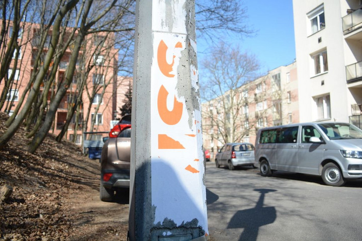 Fotó: Boon.hu/Kozma István A Városgazda munkaruhájában tépte egy férfi a Fidesz plakátjait Miskolcon
