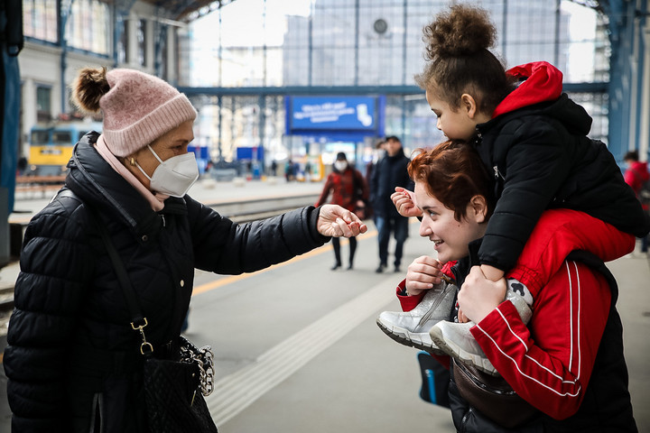Fotó: MH / Purger Tamás A fővárosi pályaudvarokon több mint háromezer menekültet fogadtak a rendőrök pénteken