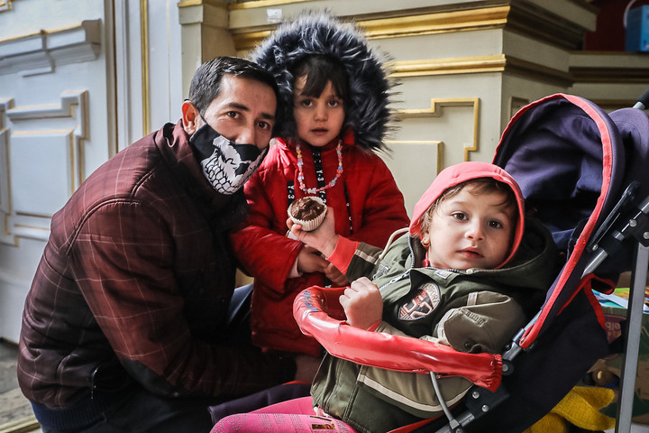 Több mint 4200 menekültet fogadtak kedden a fővárosi pályaudvarokon