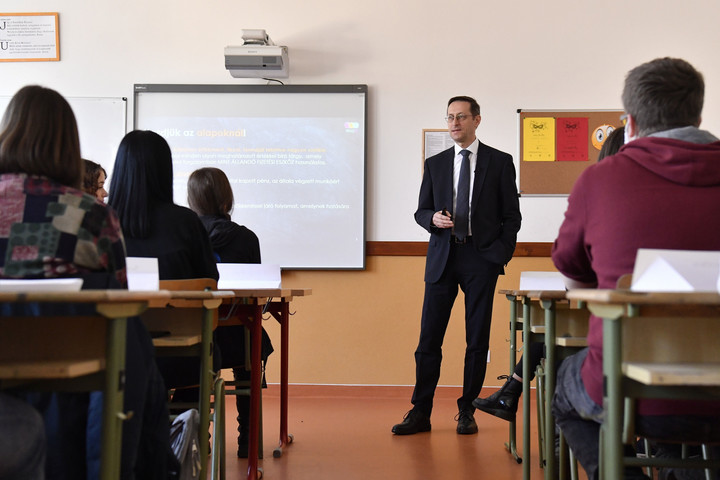 Fotó: MTI/Máthé Zoltán Az iskolákban is oktatni kell a pénzzel való bánásmódot