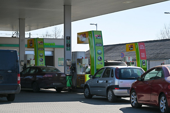 Júniusban átlagosan 21 ezer forintot takaríthatnak meg a magyar háztartások a benzinárstoppal