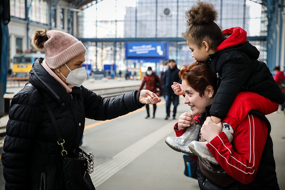 A fővárosi pályaudvarokon több mint háromezer menekültet fogadtak a rendőrök pénteken