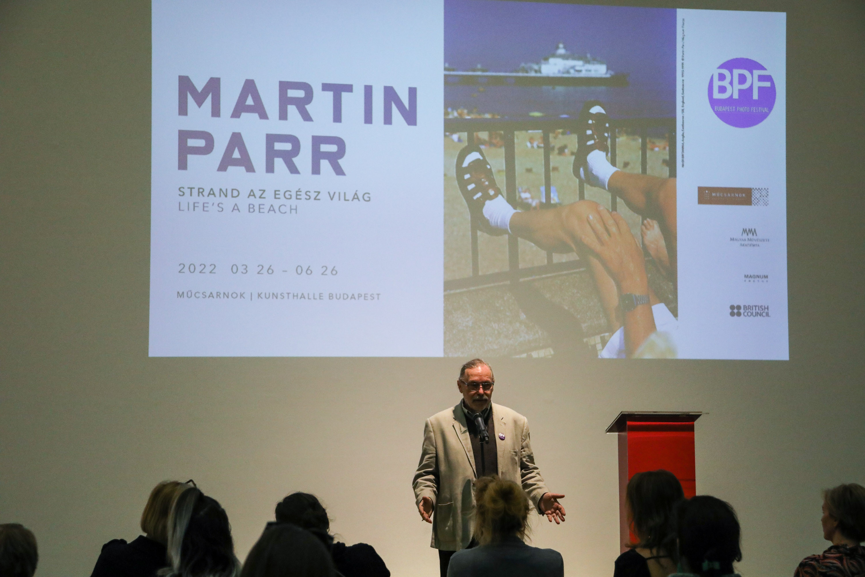 Martin Parr tárlata nyitja a Budapest FotóFesztivált a Műcsarnokban