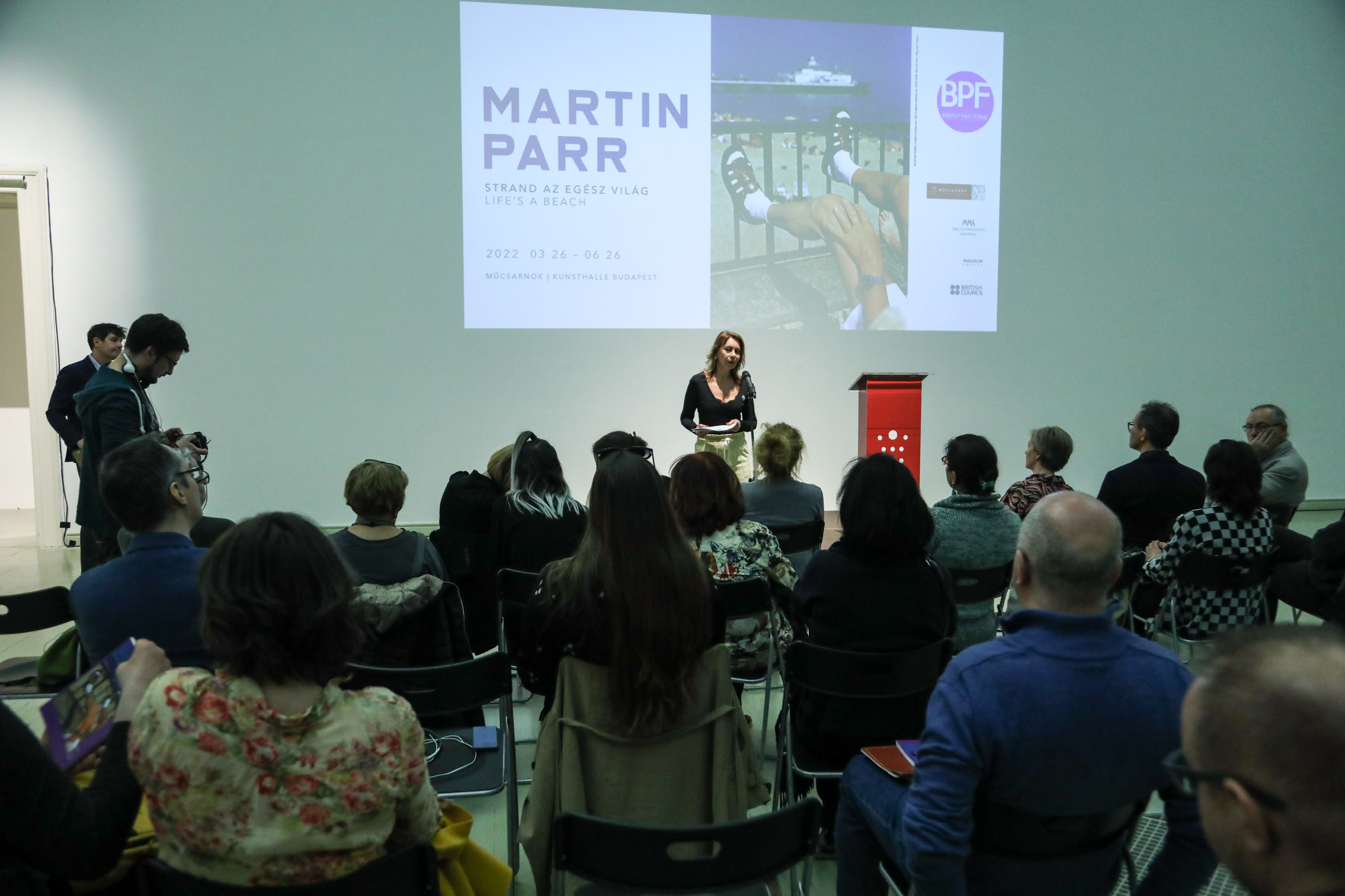 Martin Parr tárlata nyitja a Budapest FotóFesztivált a Műcsarnokban