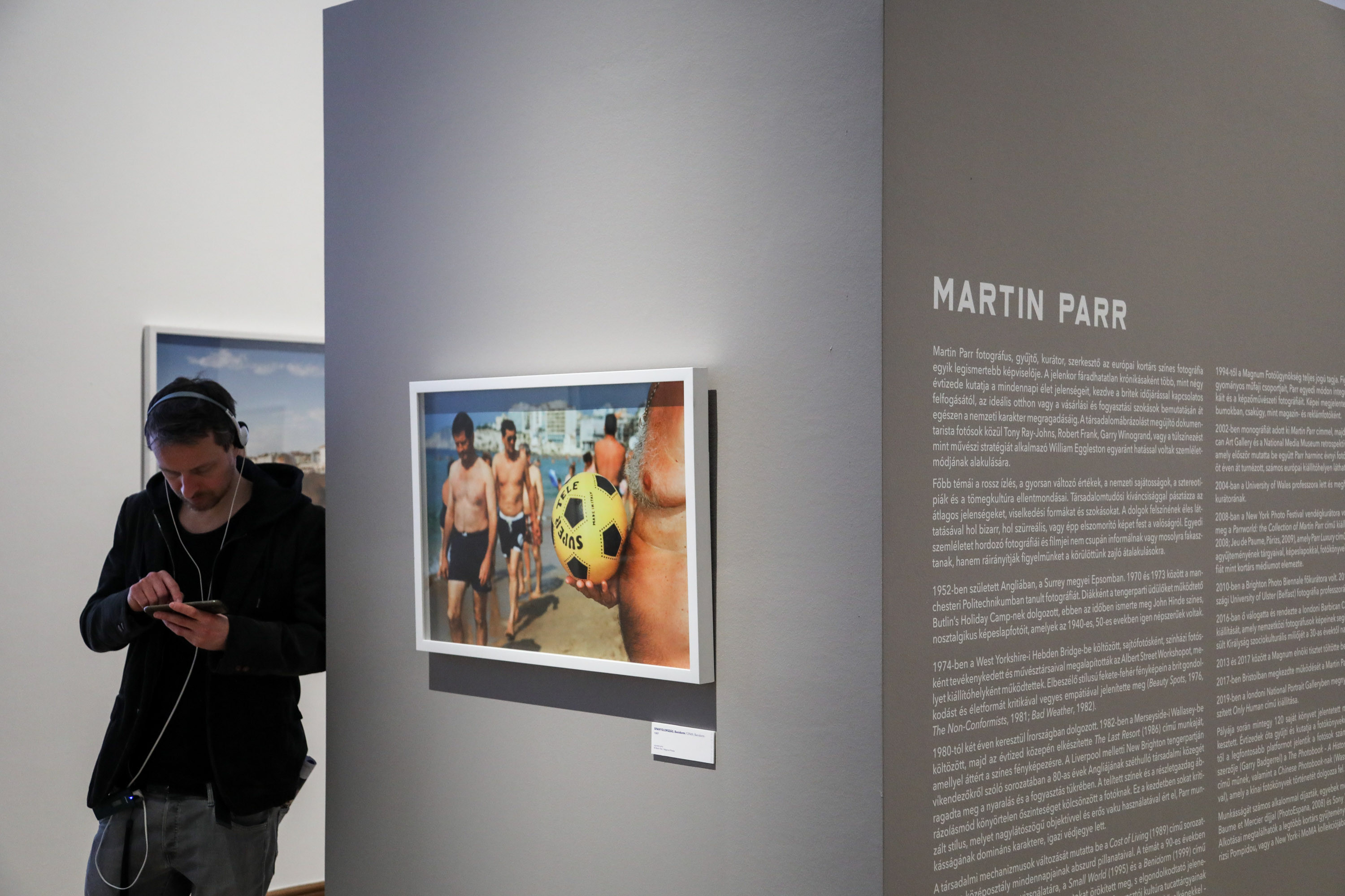 Martin Parr tárlata nyitja a Budapest FotóFesztivált a Műcsarnokban
