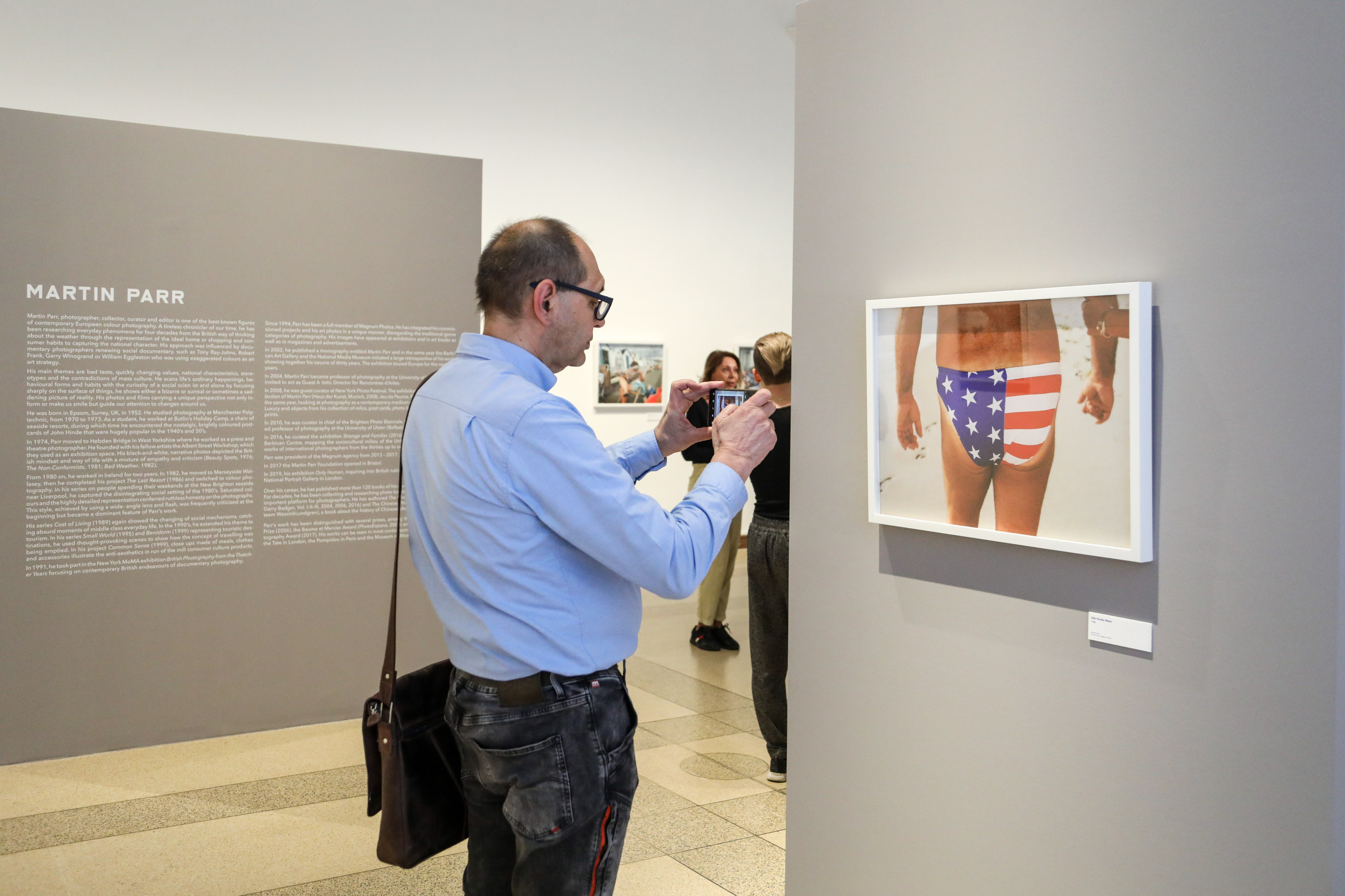 Martin Parr tárlata nyitja a Budapest FotóFesztivált a Műcsarnokban