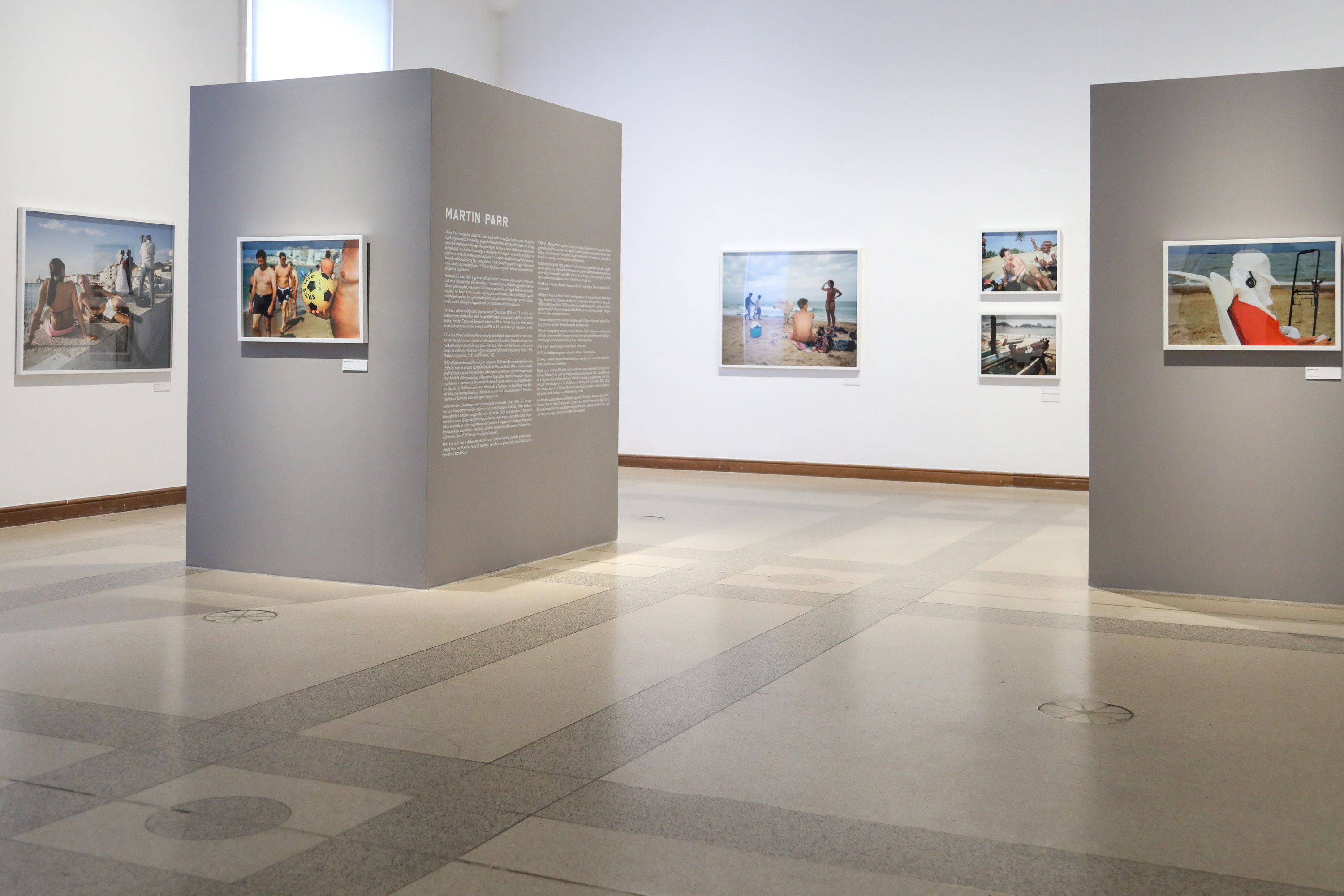 Martin Parr tárlata nyitja a Budapest FotóFesztivált a Műcsarnokban