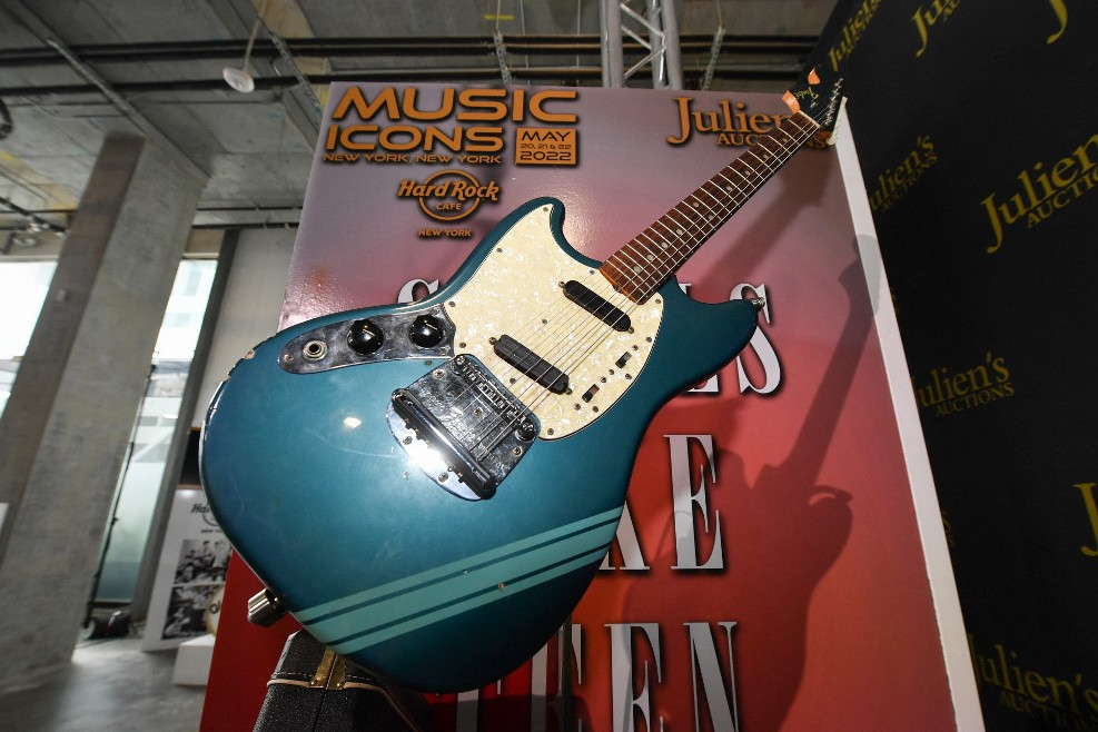 Fotó: AFP/Robyn Beck Kurt Cobain 1969-es Mustang Fender gitár