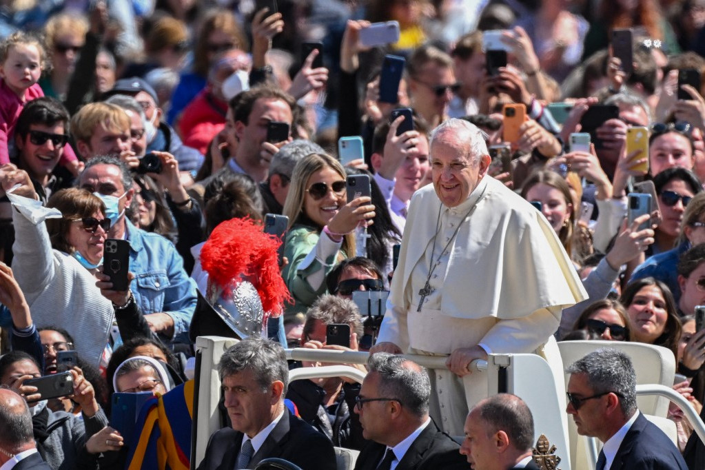 Ferenc pápa húsvéti miséje és beszéde után köszöntötte a Szent Péter téren összegyűlt hívek tömegét