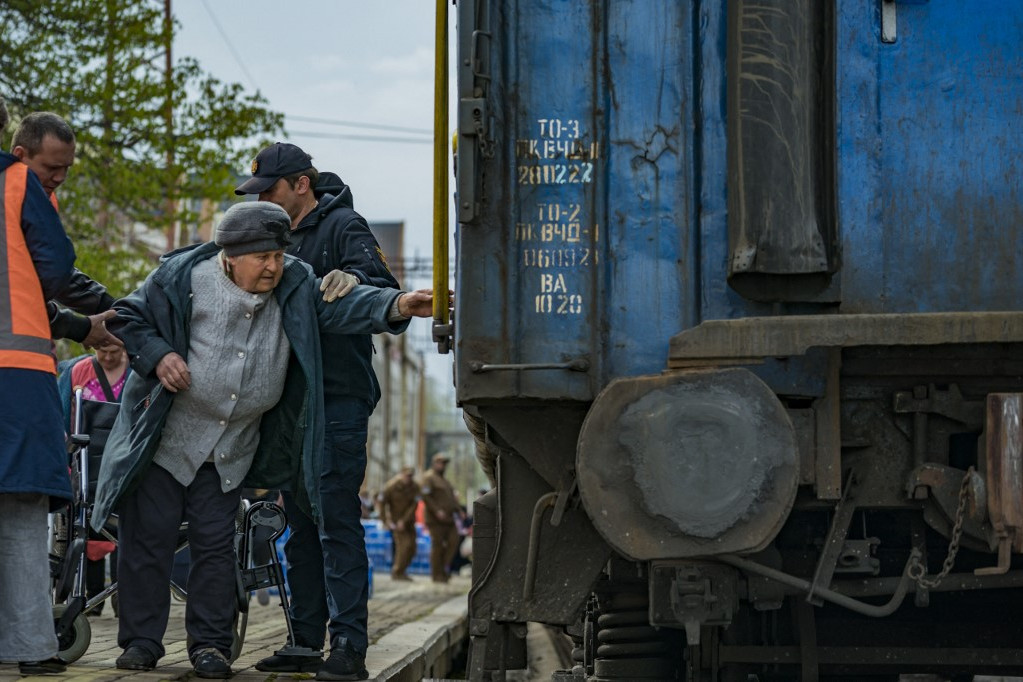 Idős ukrán nő száll fel a vonatra Dnyipropetrovszkban