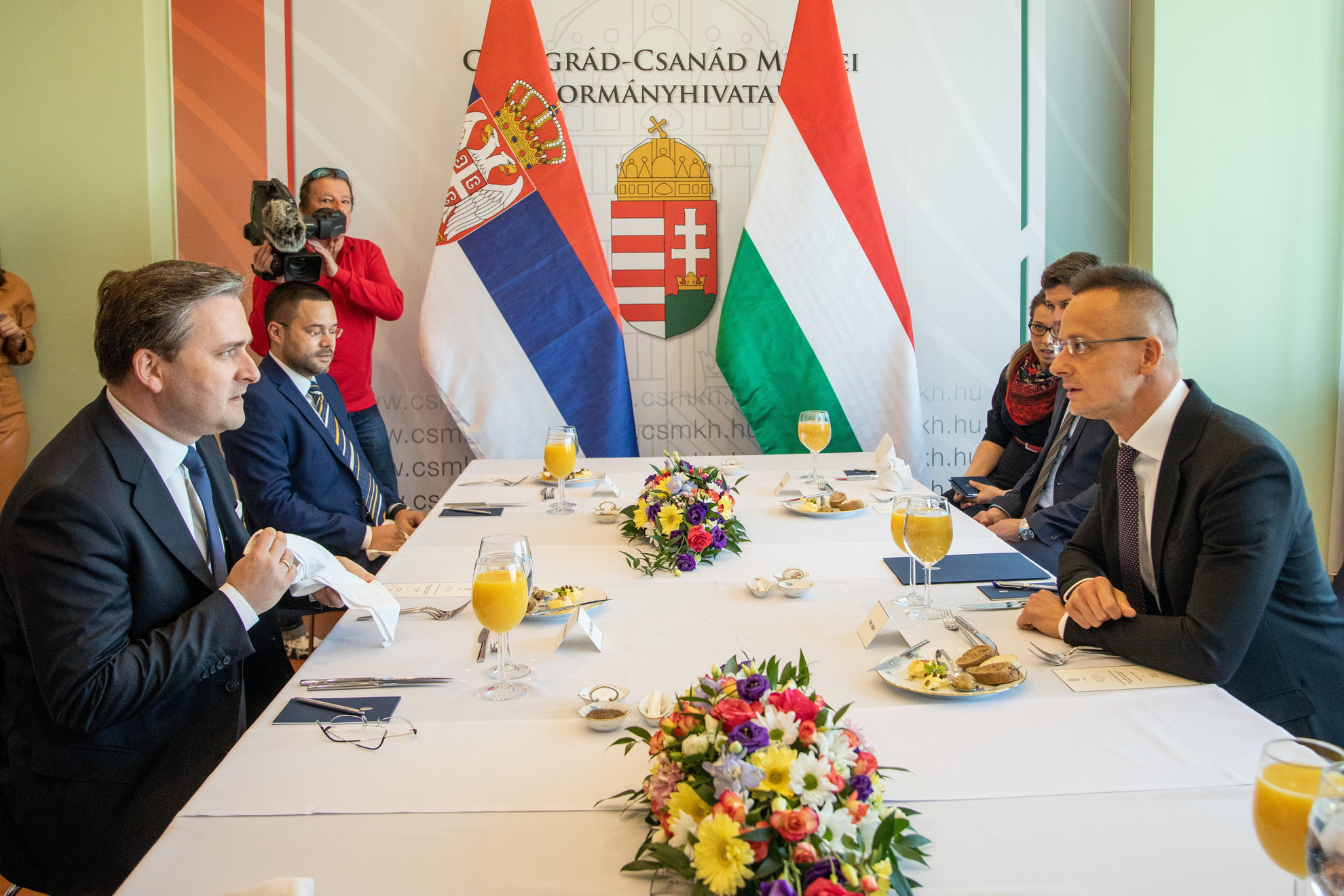 Szijjártó Péter külgazdasági és külügyminiszter (j) és Nikola Selakovic szerb külügyminiszter (b) megbeszélést folytat Szegeden, a megyeházán