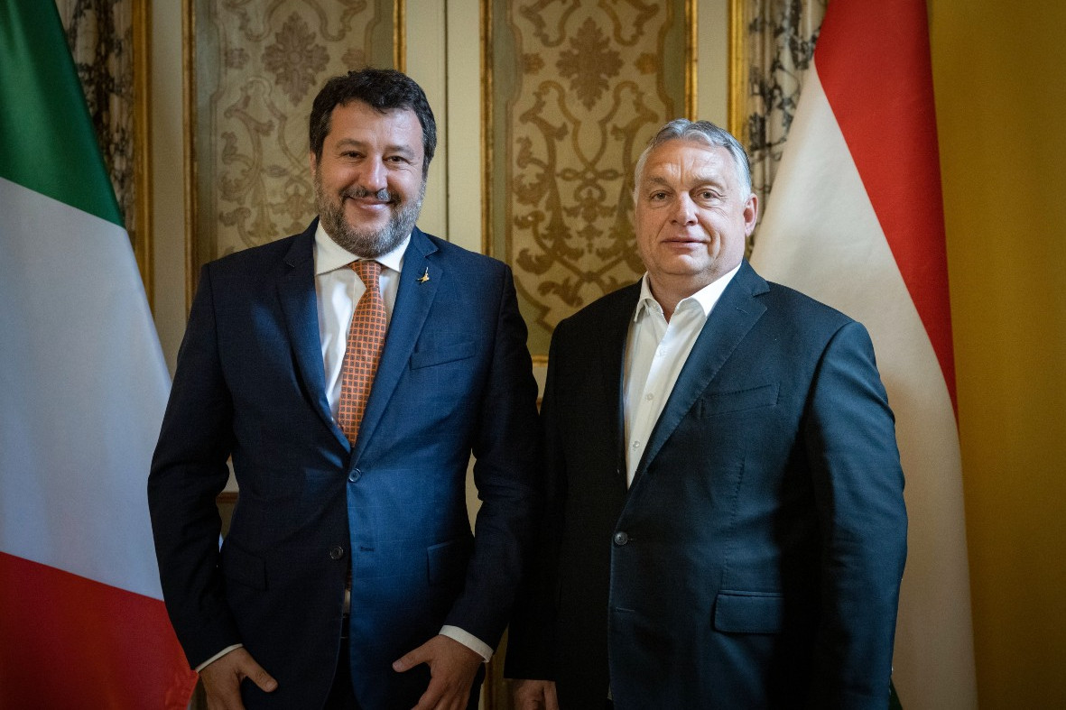 A Miniszterelnöki Sajtóiroda által közreadott képen Orbán Viktor miniszterelnök, a Fidesz elnöke (j) és az olasz Liga párt vezetője, Matteo Salvini találkozója a Római Magyar Akadémián