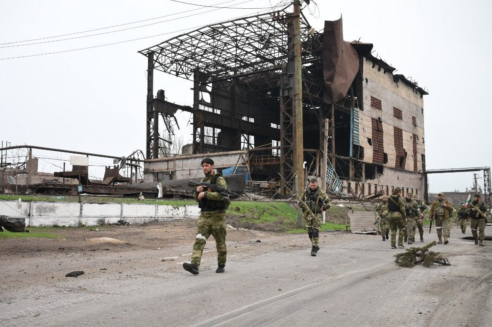Az Akhmat különleges gyorsreagálású egység katonái a Donyecki Népköztársaság ellenőrzése alá került Iljics Vas- és Acélgyár területén, Mariupolban