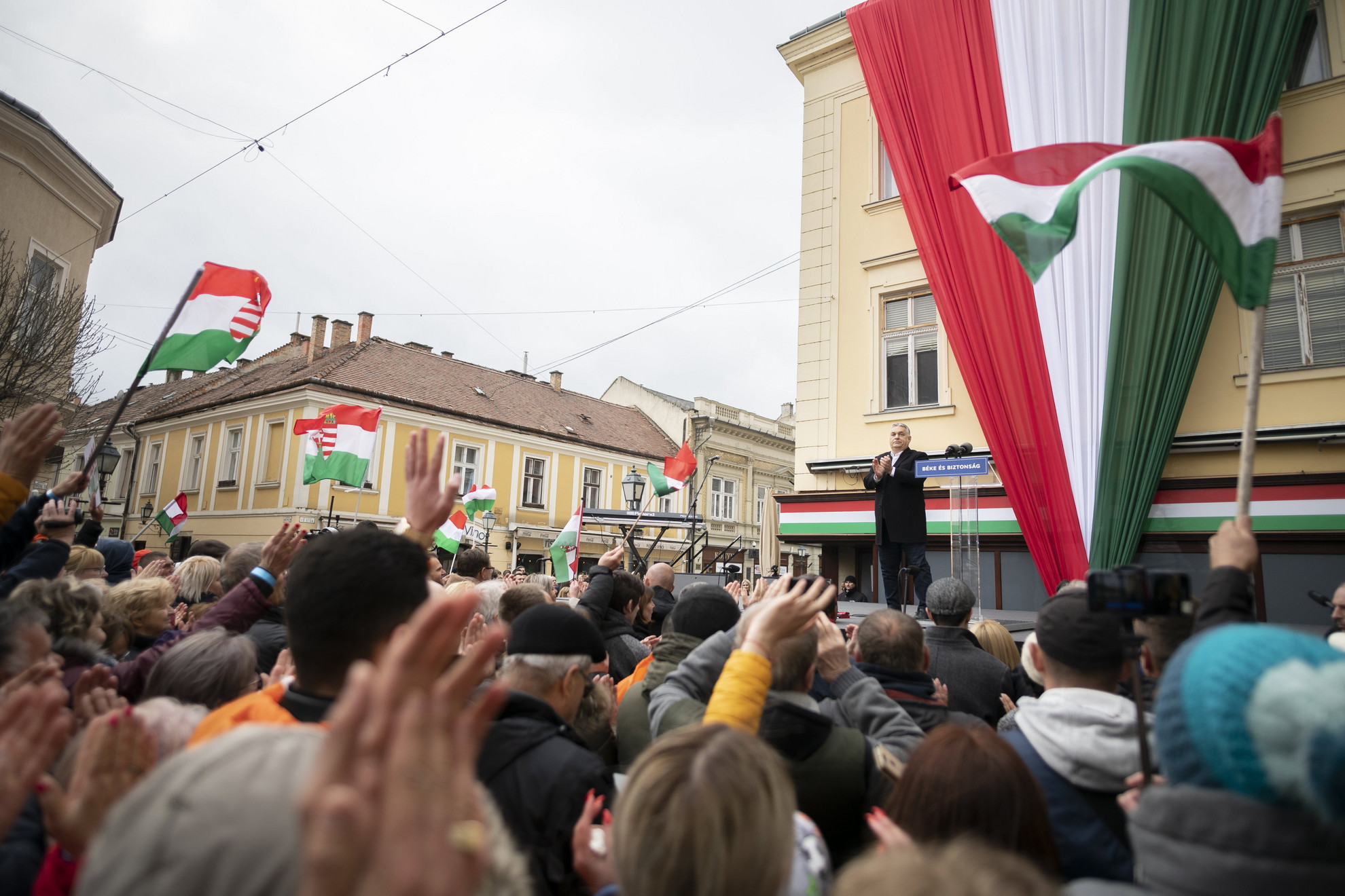 Fotó: MTI/Miniszterelnöki Sajtóiroda A Miniszterelnöki Sajtóiroda által közreadott képen Orbán Viktor miniszterelnök, a Fidesz elnöke a kormánypártok kampánygyűlésén tartott beszéde elmondása után Székesfehérváron