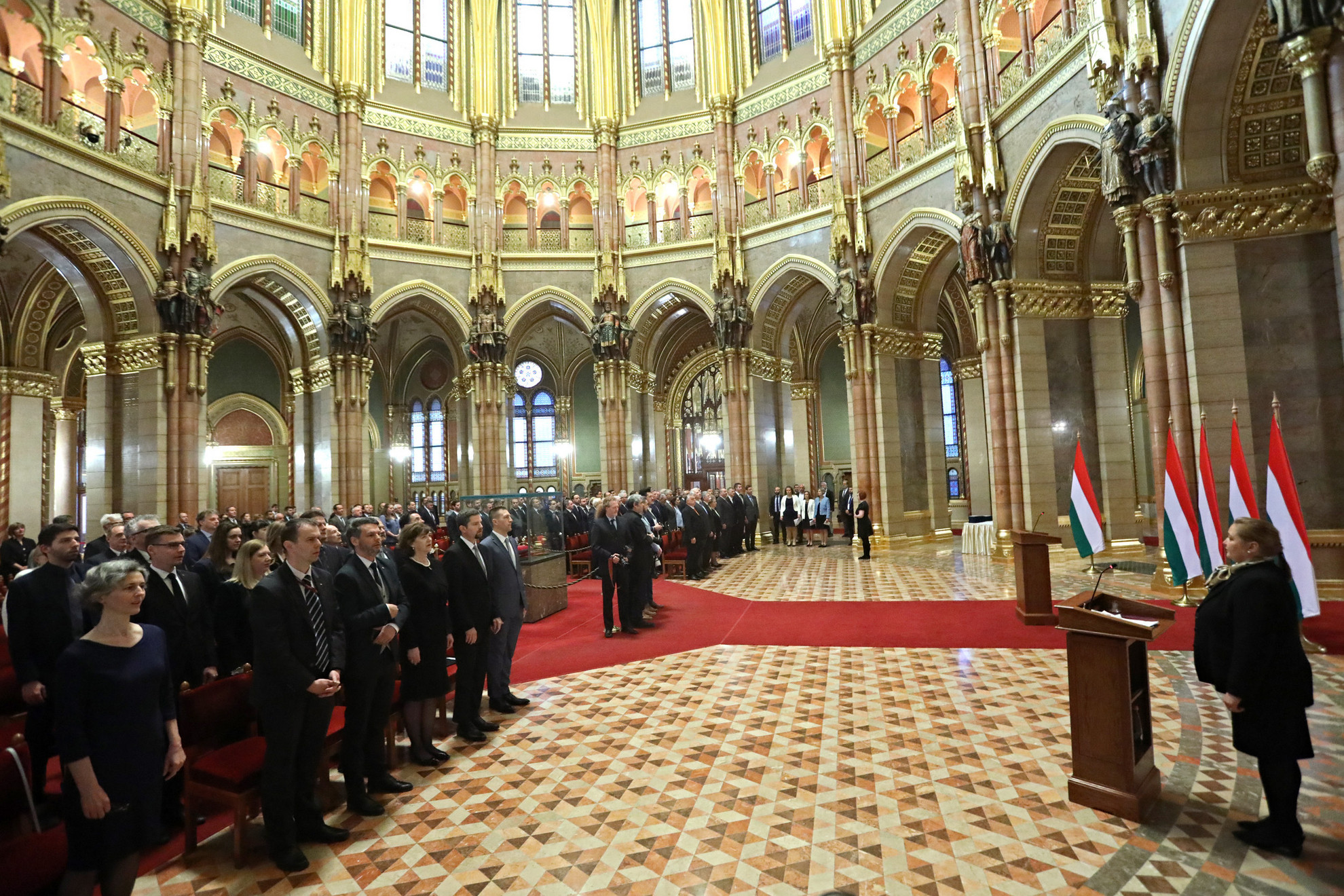 A Fidesz-KDNP parlamenti képviselői az országgyűlési választáson listás mandátumot szerzett képviselők megbízólevelének ünnepélyes átadásán az Országház kupolacsarnokában
