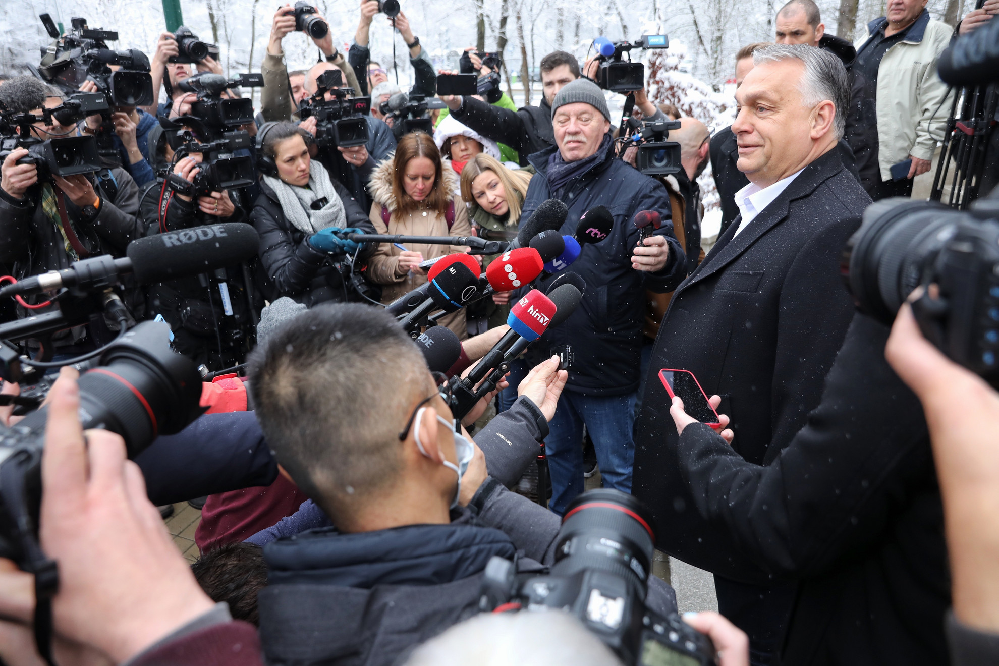 Orbán Viktor újságíróknak nyilatkozik, miután leadta szavazatát