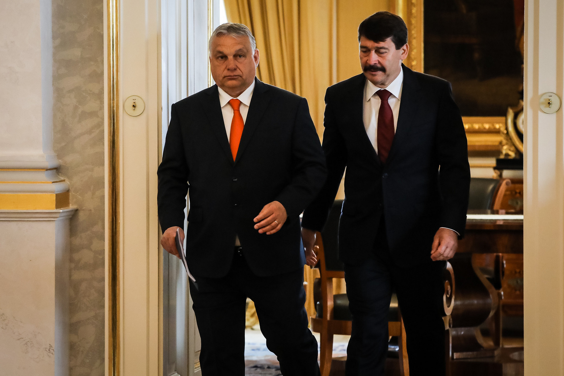 Orbán Viktort, a választásokon győztes Fidesz elnökét (b) kérte fel kormányalakításra Áder János köztársasági elnök (j)