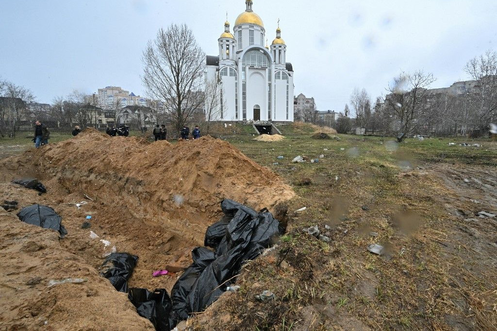 Egy mentőtiszt szerint 57 embert találtak a templom mögötti sebtében ásott árokban Bucsában az orosz erők kivonulását követően