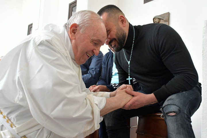 Rabok lábát mosta meg nagycsütörtökön Ferenc pápa