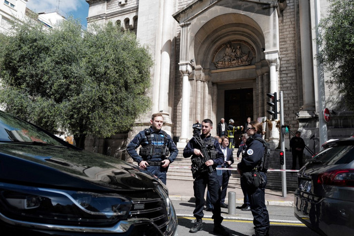 Késsel támadtak egy papra és egy apácára Franciaországban