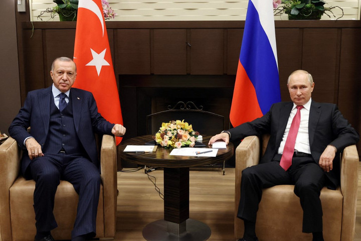Putyin Erdogannak: Mariupolban már nincsenek harcok