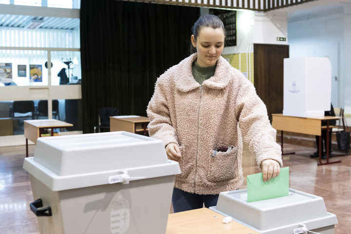 Fotó: MTI/Balázs Attila Több mint 231 ezren először élhetnek választójogukkal