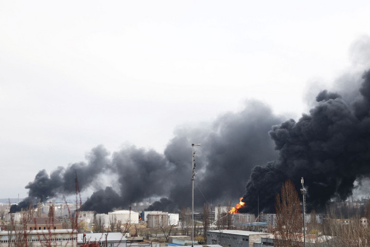 Üzemanyagtárolót semmisítettek meg az orosz erők Kelet-Ukrajnában