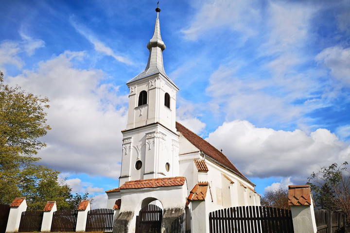 Sepsikilyén unitáriussá lett temploma rovásírással