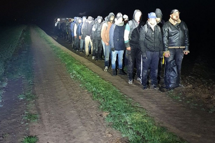 Száz határsértőt tartóztattak fel Csongrád megyében az éjszaka
